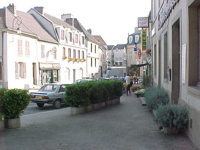 225 - UNE RUE DU CENTRE DE VILLE DE NOGENT-SUR-SEINE.jpg